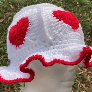 ❤️ Red and white crochet ruffle hat!!🤍